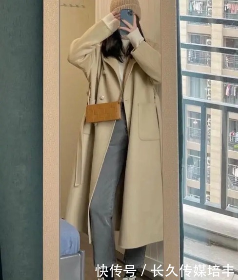 今年春天穿大衣,建议搭配这几种“经典款裤装”,时髦又耐看