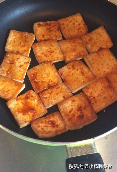 食用盐|无论煎鱼还是煎豆腐，别再直接下锅！只需一招，嫩滑不粘锅还完整