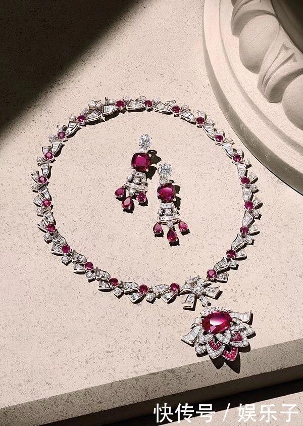项链&奢华的珠宝套链比项链的做工更难,选石更苛刻,成为最耀眼的存在