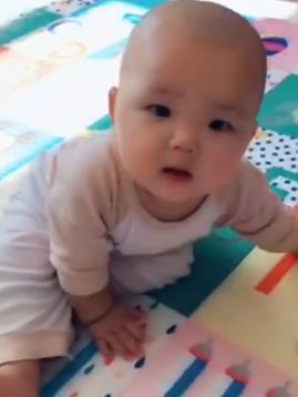 不适感|妈妈被宝宝咬了手,装哭来“博同情”,宝宝的反应却让她暖暖的