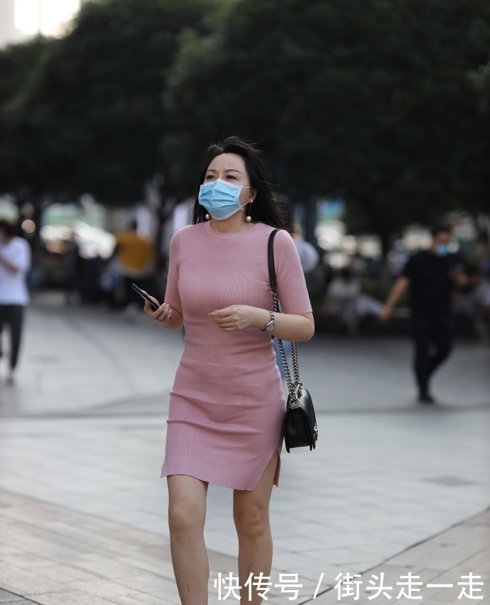 “阿姨”的粉色连衣裙,展现成熟魅力,一件解决穿搭烦恼