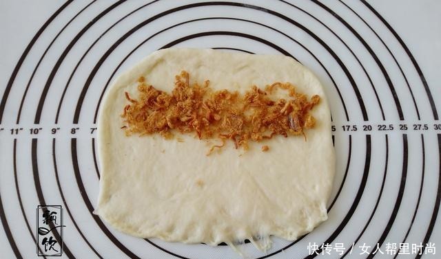 美味面包也能做之有易,简单一卷,撒上料,咸甜有度,早餐的挚爱