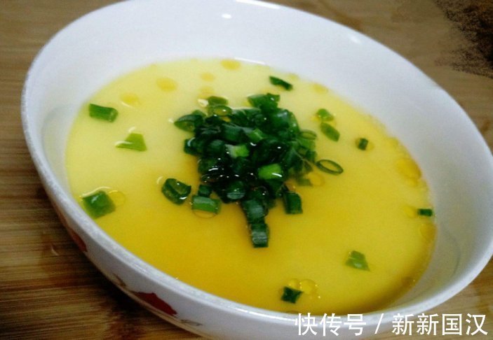 蒸鸡蛋羹，直接水的做法是不对的，牢记这1点，鸡蛋羹滑嫩