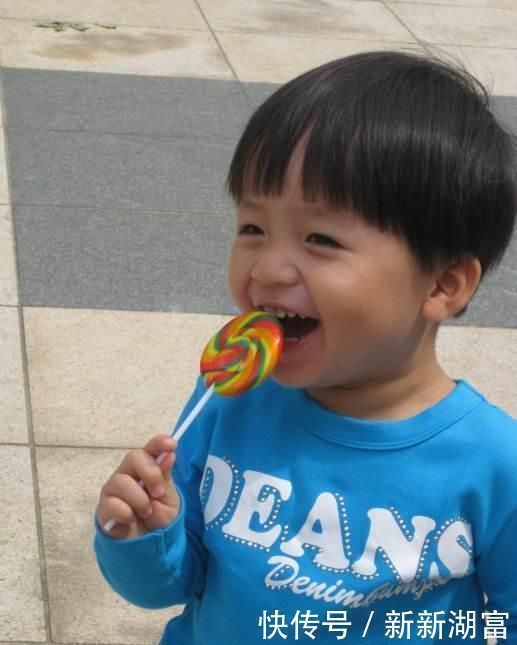 玩具|结账后发现孩子偷拿了个玩具,3位爸爸的不同做法,10年后分高下