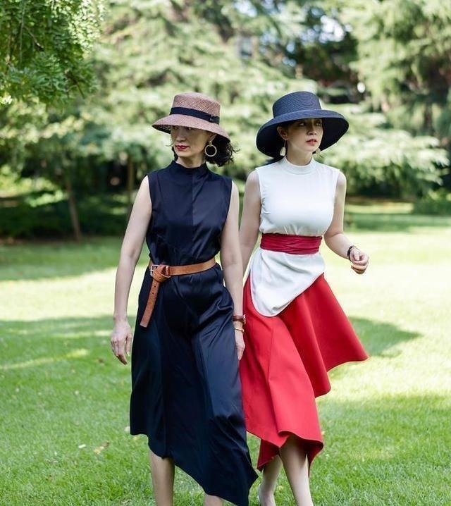 无袖衫 年近60岁却美得优雅,这位中老年妈妈的“气质”穿搭,真值得学