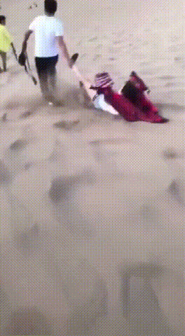 |搞笑GIF:大姐你听解释,我真的不是故意撞上去的