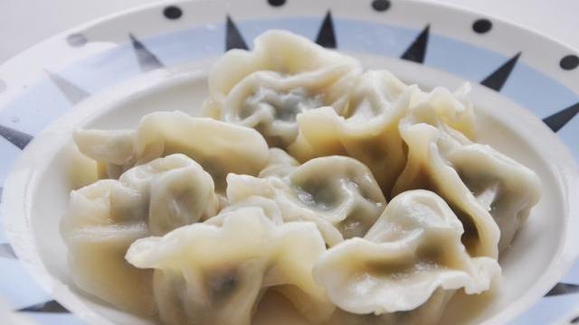 冷水|煮饺子时,不要中途加冷水,记住多放2样,饺子完整筋道不发粘