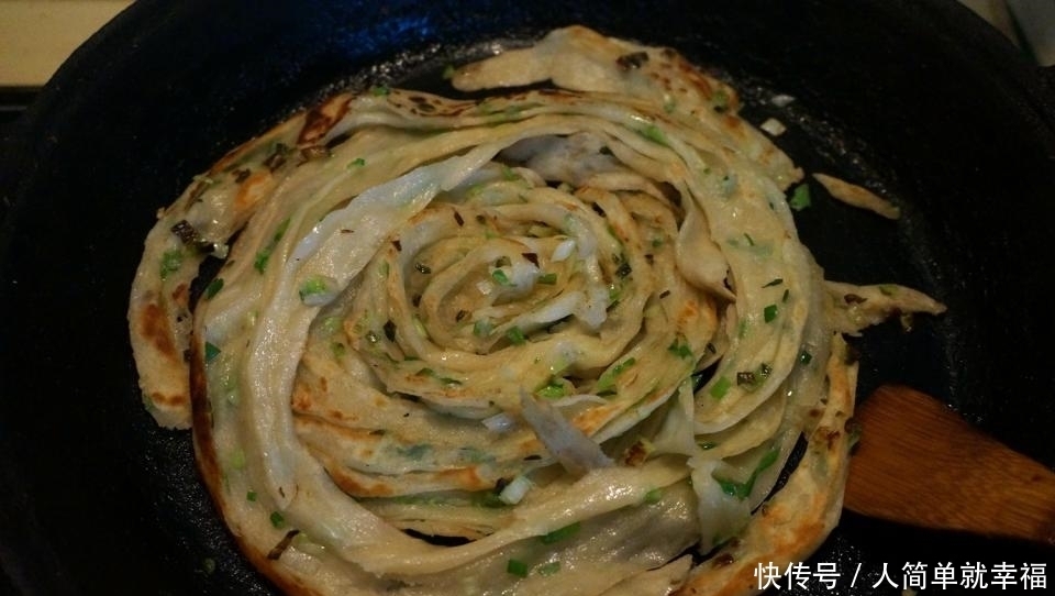 不用|自制的手抓饼层次多,外焦里嫩、葱香浓郁,一人一张不用炒菜了!