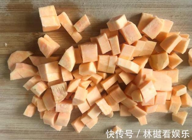 蒸米饭别太单调了,放个地瓜软糯香甜,营养健康吃出新花样