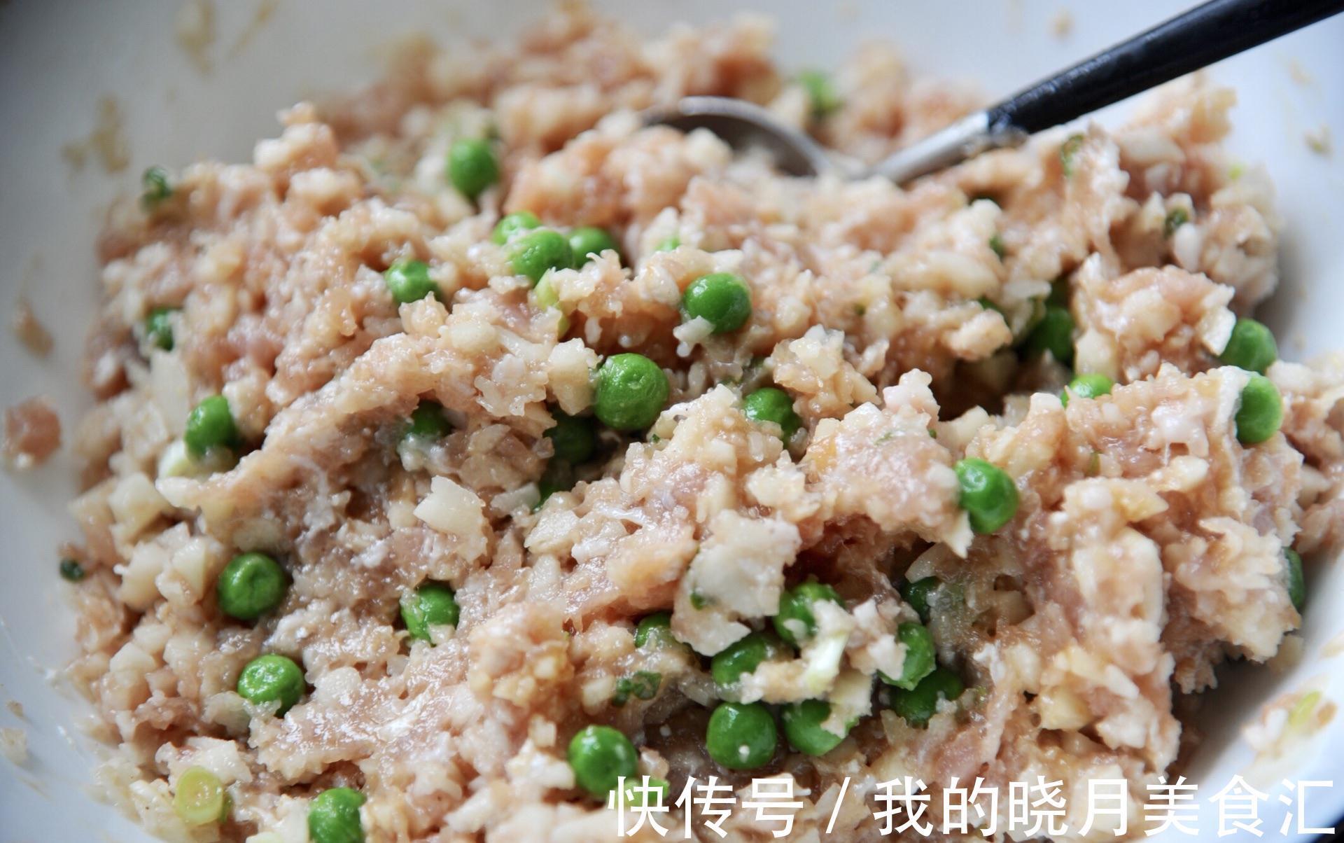 家常藕丁猪肉馅饼，外皮软嫩，馅料鲜香，吃上就忘不了的味道