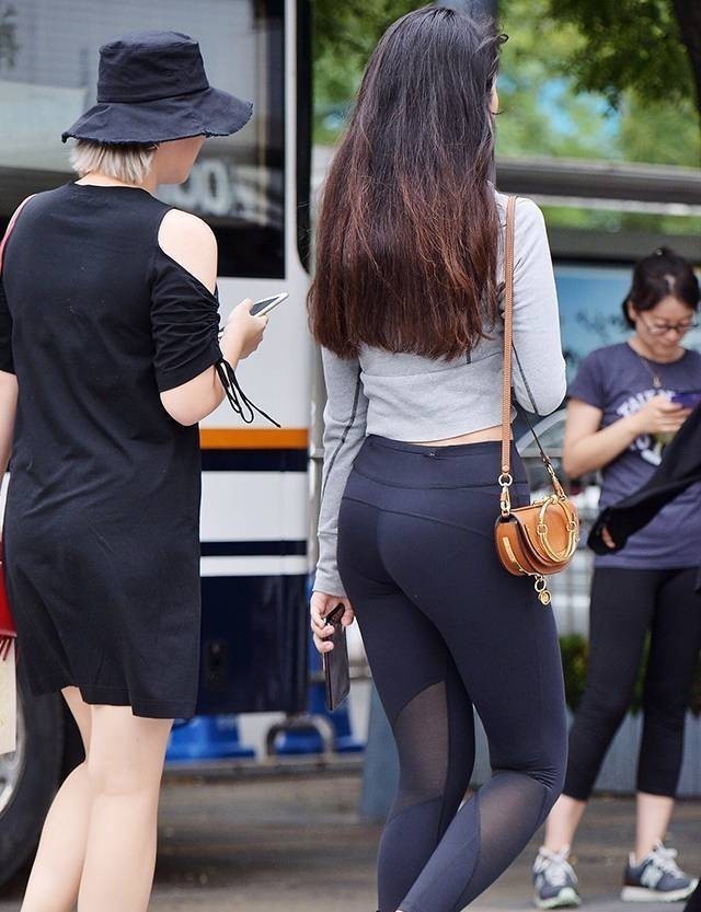 街拍有致丰盈的紧身打底裤美女,散发着高贵优雅温和气质!