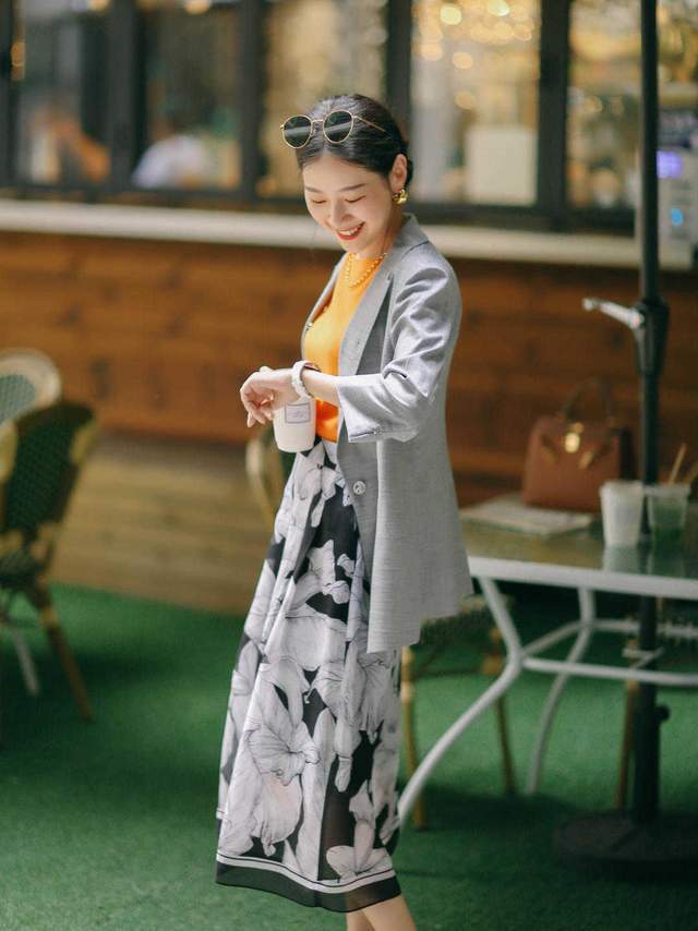 穿搭|立秋后,用西服搭配裙子时髦又显气质,小个子的女生都爱了