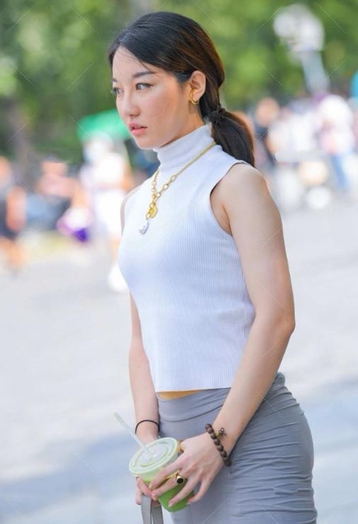 穿搭 墨绿色的无袖上衣,搭配黑色九分裤,整体给人简单清爽利落感觉