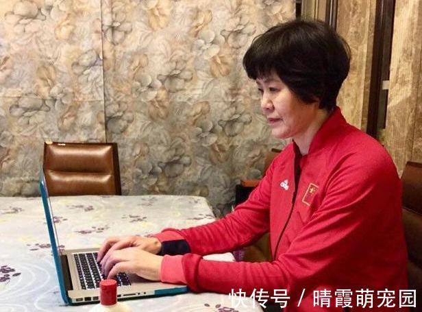 晒晒郎平教练在美国的家,出了门全是草坪,经常陪家人一起散步