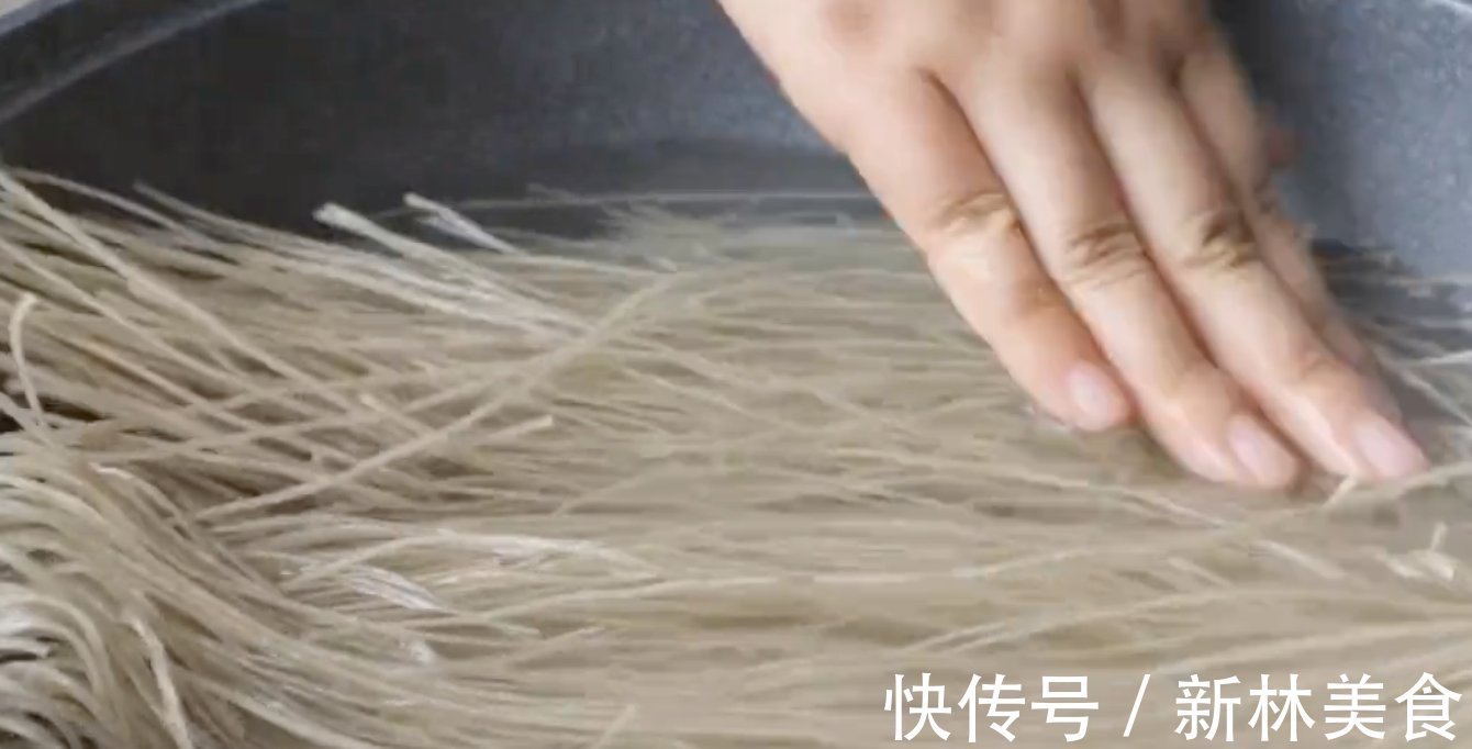 酥脆|粉条不要炖着吃了,咱们换个新吃法,一口酥脆,一碗下去真舒坦