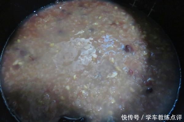 红豆和它一起煮，女性平时要多吃，能够美容养