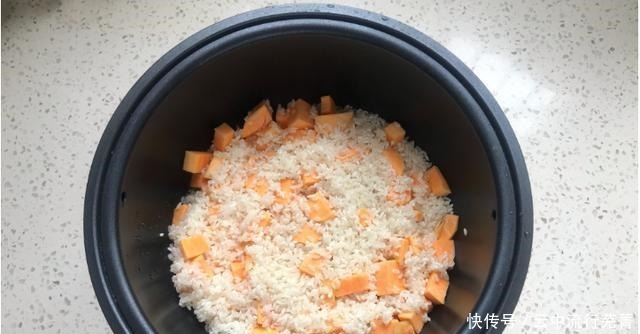 米饭我们经常吃,加上一点红薯,吃的更加健康营养