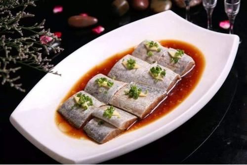  每天精选不同菜肴给大家，摆放好辣子鸡丁，生活需要的是一日三餐吃好