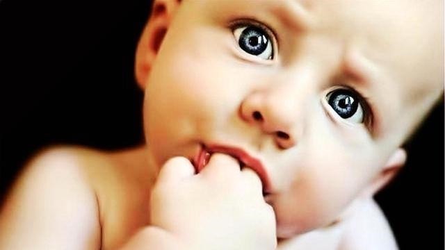 婴儿|婴儿这5种古怪行为说明孩子正在变聪明,你家宝宝有没有