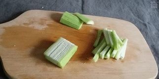 绿豆|小暑过后该吃它了!维C含量是绿豆的3倍,10秒做出一盘减脂菜