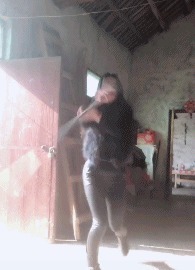 |搞笑GIF趣图:妹子你热我理解,但这个风扇有点小,吹的不够全面