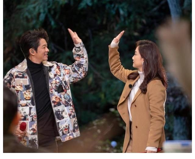 力压《跑男》成收视扛把子,连人民日报都成粉丝,这档综艺有多狠