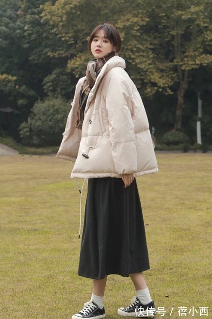 保暖 冬季流行的“面包服”就这么穿,搭配半身裙、阔腿裤,保暖还时髦