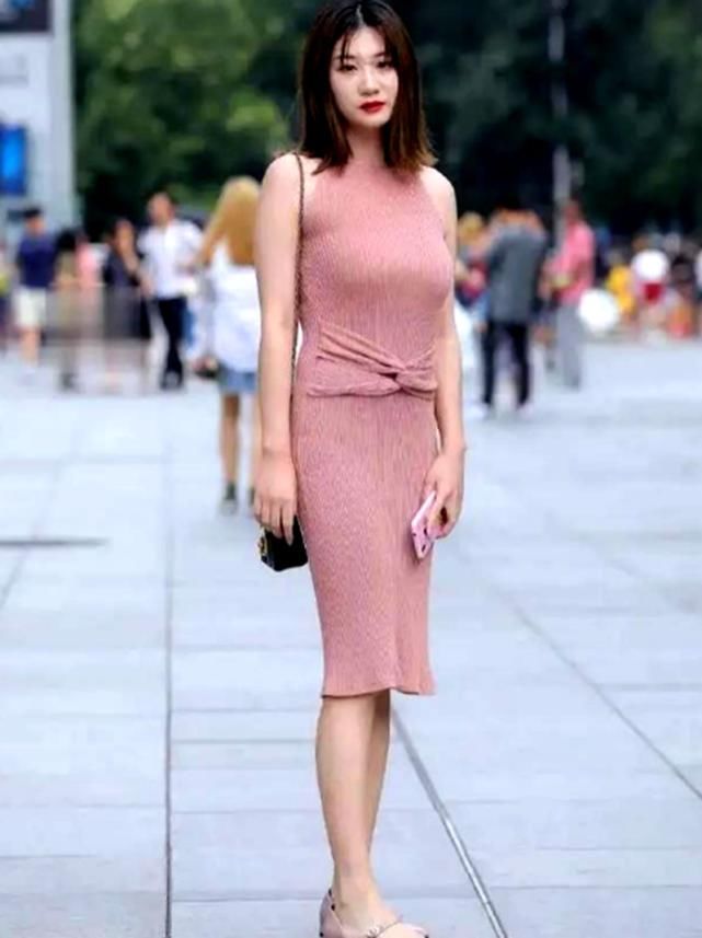 身穿|美女姐姐身穿粉色连衣裙,腰间的设计真是太有“心机”了