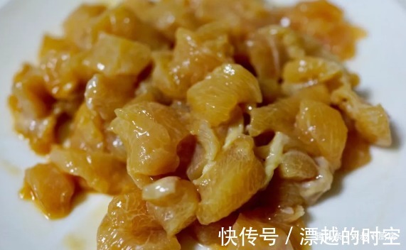 大叔炒的辣椒鸡丁，做法简单，好吃下饭，肉比外面给的多！