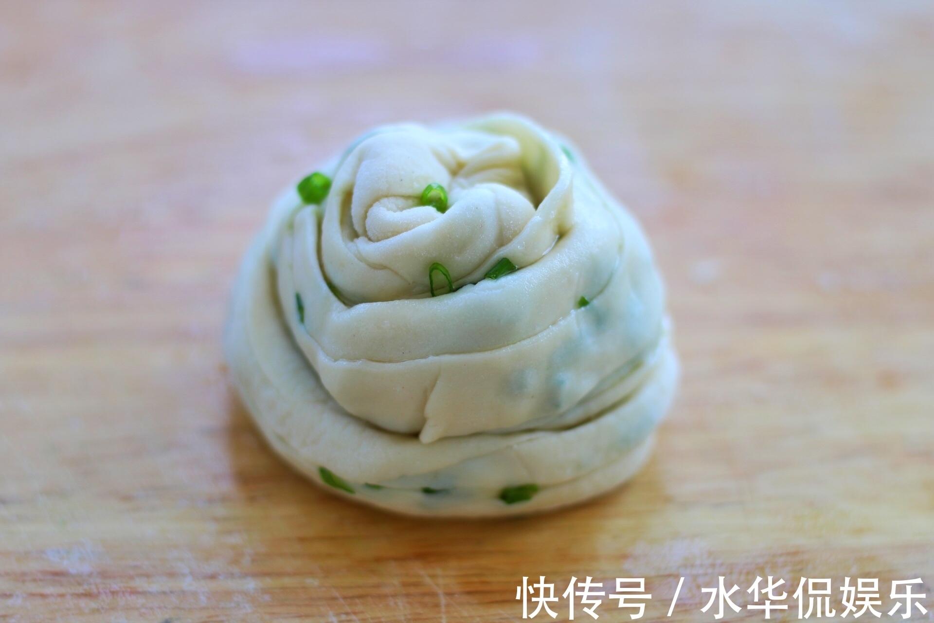 层次|葱油饼如此做，外脆里嫩层次多到数不清，边烙边吃，烙完也吃饱了