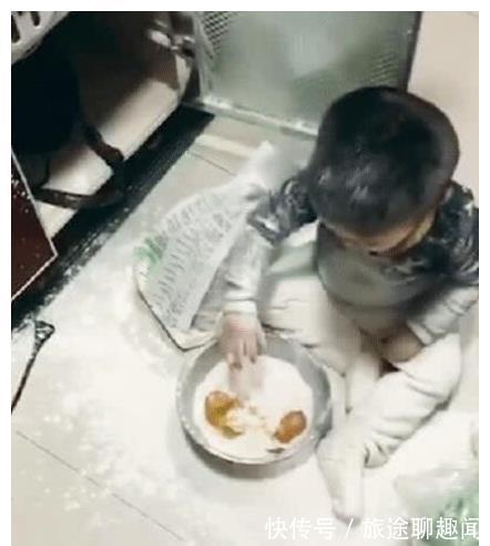 蛋糕|宝宝哭闹要吃蛋糕,妈妈没答应孩子自己动手做,网友:妥妥的吃货