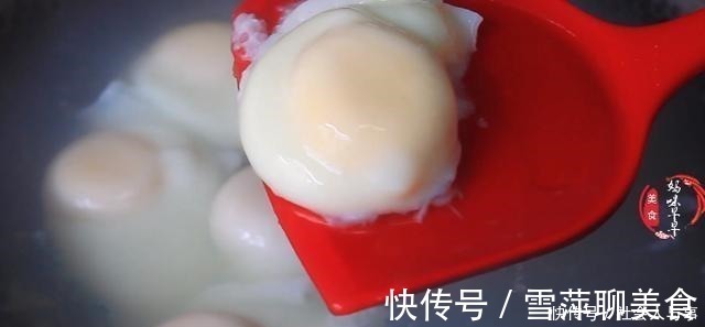 技巧|煮荷包蛋时,记得别水开下锅,掌握几个技巧,鸡蛋完整圆嫩不出沫