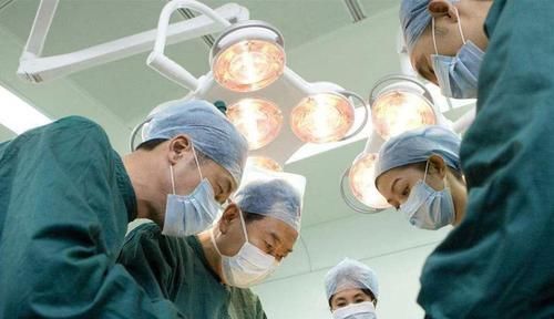 羊水|预产期过了20天,孕妈才到医院剖腹产,剖开肚子后医生摇头无知