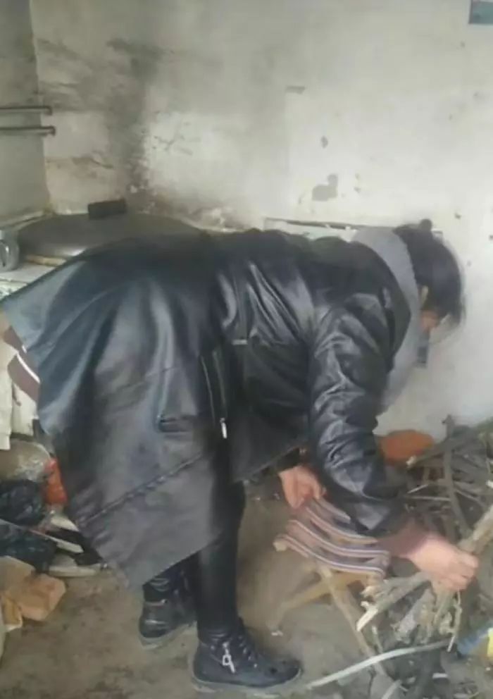 皮大衣|大衣嫂穿皮大衣在厨房烧火做饭,网友过年了厨房里还是乱