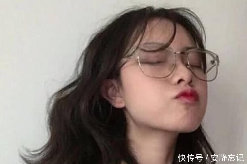 能靠眼镜撑起颜值的女生,一般都有以下3个特点,怎么戴都好看
