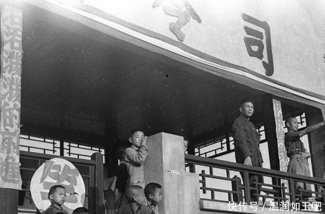 青年|警察殴打菜农,青年阻止时掏出名片,对方急问:你父亲是军委主席?