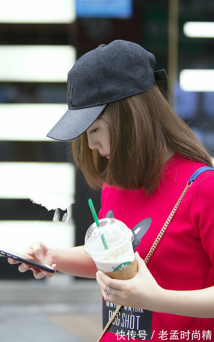 街拍|重庆街拍,百搭单品的T恤,舒服又随意,怎么搭配都好看!