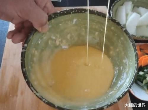 炸酥肉，这味料是关键，比例是2:1，酥香可口，放凉后不回软