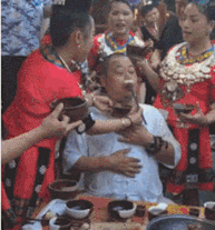 |搞笑GIF:看着不像意外的一出交通意外,给面包车量身定做的吧!