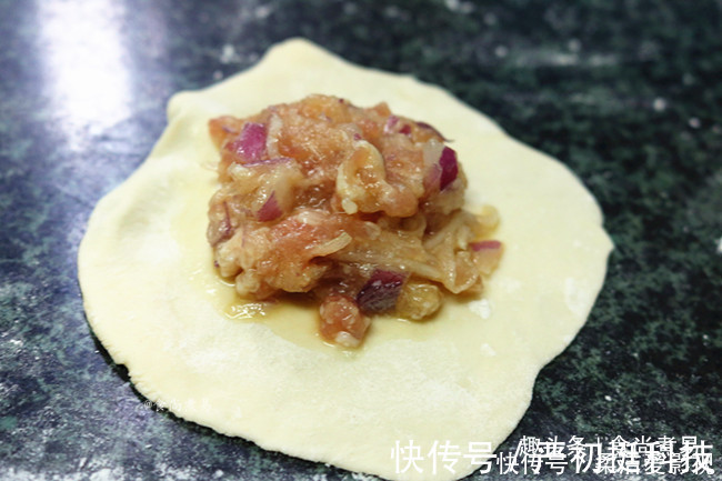 面食|第一次用此食材调饺子馅，连生姜都免了，鲜香多汁，好吃到爆