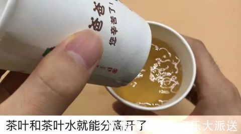 把一次性纸杯底部扎了几个小洞，太厉害了，家里来客人都夸聪明！