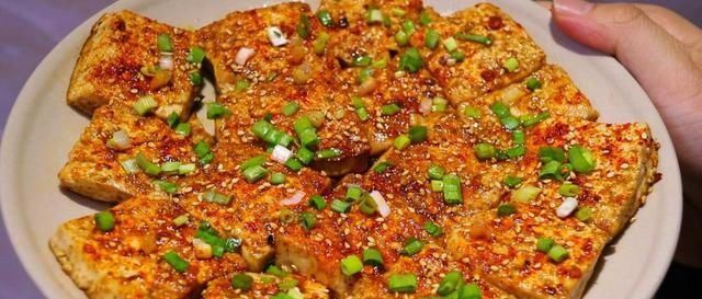 在家想吃铁板豆腐，没有铁板用平底锅做，香辣入味，开胃又下饭