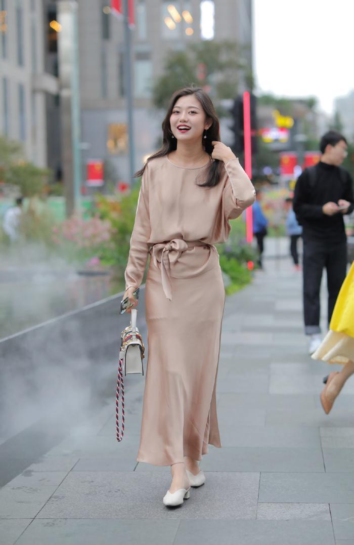 街拍：裙子的面料很高级，而且也很有设计感，有质感的穿搭就是不一样哦。