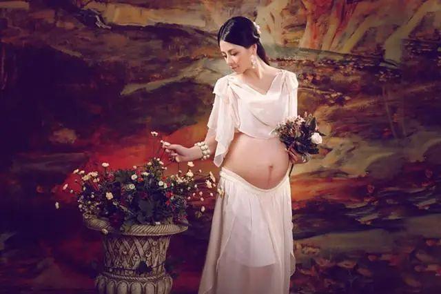 小杨|朋友圈晒出孕妇照,却被亲戚纷纷排斥:你咋不穿多点,不知检点