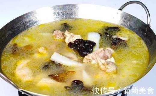 炖鸡汤时，先焯水还是直接炖教你正确方法，鸡汤鲜美好喝还不腥