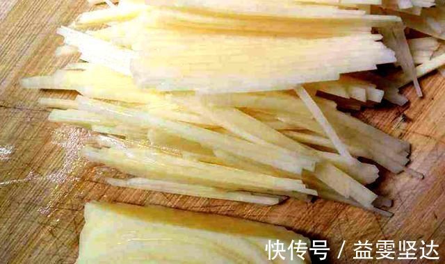 陈醋|炒土豆丝之前，多加两步，土豆丝又香又脆，大厨都这么炒