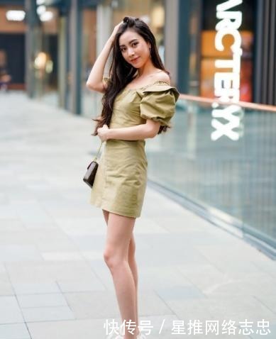 搭配|一字肩连衣裙搭配白色运动鞋,清新自然,气质感满满