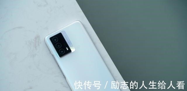 vivo|vivo火力全开，120Hz+五千毫安+44W闪充，这才叫真香千元机