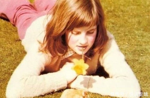 查尔斯|戴安娜的婚鞋:镶着132颗珍珠和542颗亮片,也藏了她的秘密