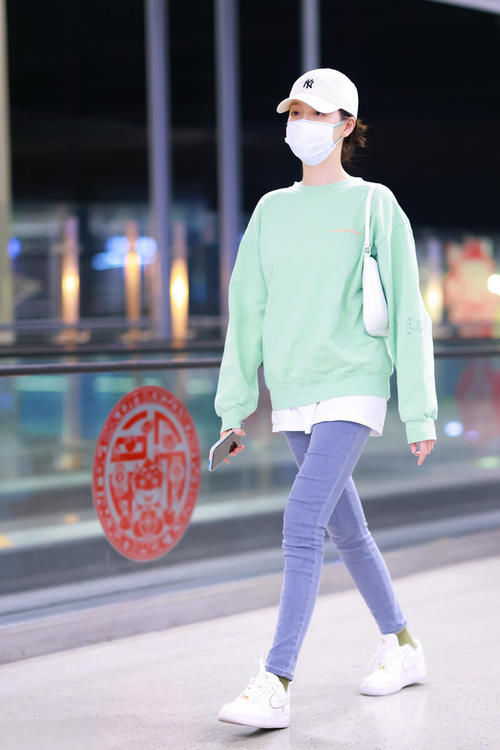 薄荷绿色清新明快有质感，而且优雅又大气，很适合春天